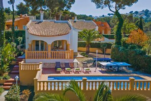 Unclassified image, 2 of 22, button