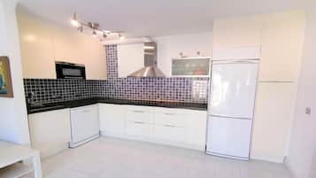 Coffee/tea maker, fridge, microwave, dishwasher