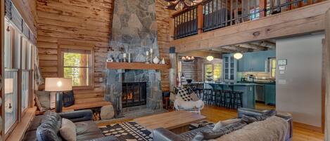 Televisión, chimenea, libros, estéreo