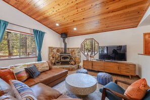 TV, fireplace - Camp Telemark By Tahoe Getaways - Pet Friendly in Tahoe Donner w Hot Tub & HOA (Truckee)