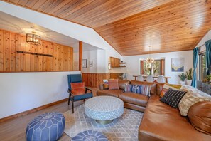 TV, fireplace - Camp Telemark By Tahoe Getaways - Pet Friendly in Tahoe Donner w Hot Tub & HOA (Truckee)