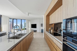 Refrigerador con freezer, microondas, horno, placa de cocina