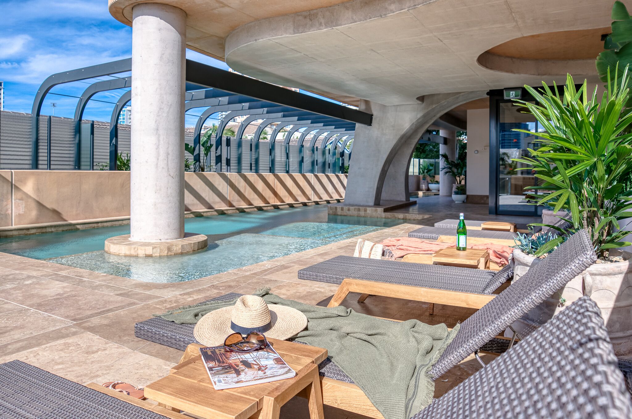 สระว่ายน้ำกลางแจ้ง เปิด 7:00 น. ถึง 21:00 น., ร่มริมสระว่ายน้ำ