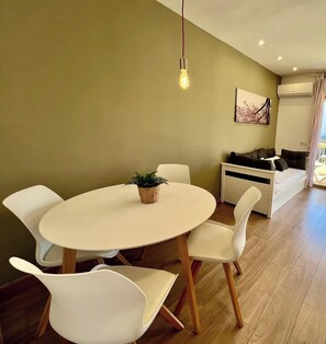 Dining - New international Loft, air-conditioned with pool and beach. (cambrils)