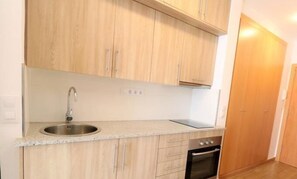 Jääkaappi, mikroaaltouuni, uuni, kahvin-/teenkeitin