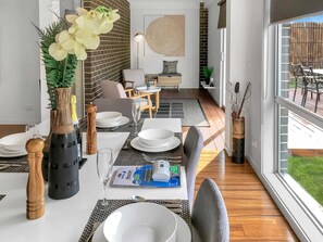 Deluxe House | Dining room