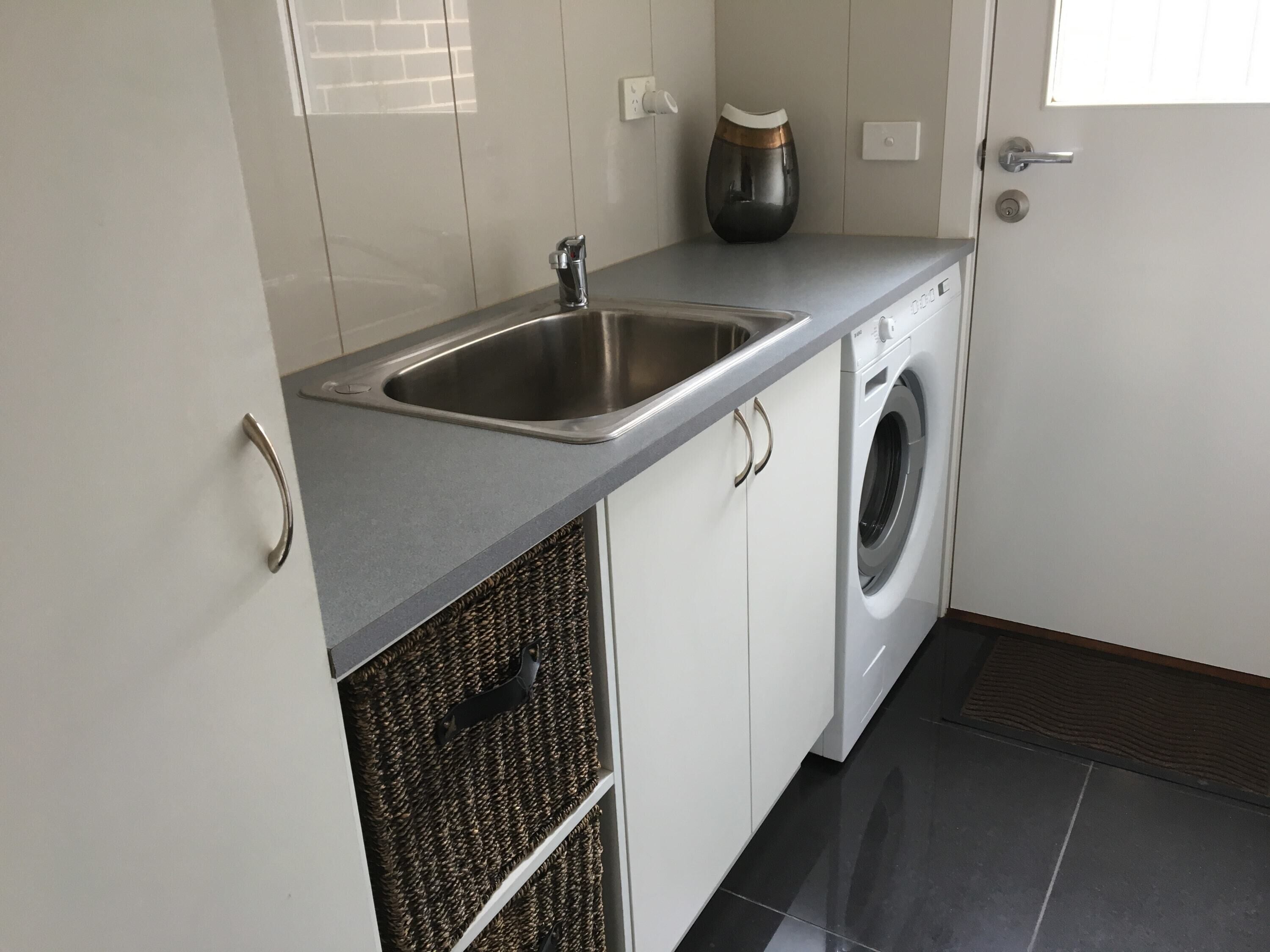 Deluxe House | Private kitchen | Full-size fridge, microwave, oven, stovetop