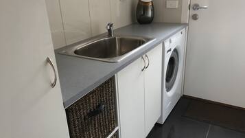 Deluxe House | Private kitchen | Full-size fridge, microwave, oven, stovetop