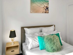 Deluxe House | 3 bedrooms, individually decorated, individually furnished, desk - Sleek Stylish Modern Close to Airport (Fraser Rise)