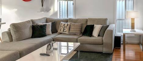 Casa luxo | Área de estar | TV LED 40 polegadas com canais via satélite, TV