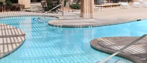 Utendørsbasseng og et oppvarmet basseng