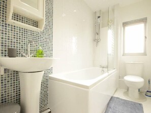 Combined shower/bathtub, hair dryer, towels