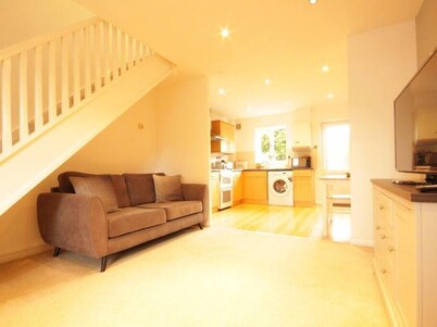 Fantastic 2-Bed House in Hull. Garden, Sky tv.