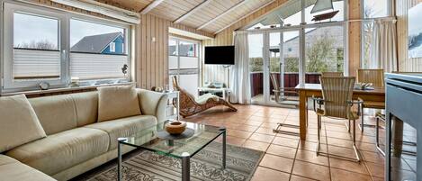 TV, fireplace, stereo