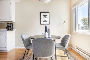 Dining - Roomy Sunnyvale 3BR w/ Gym, Pool, 10 mi. to Google, FB, by Blueground (Sunnyvale)