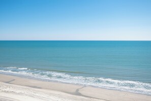 Plage, chaises longues
