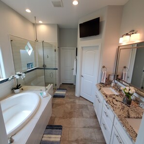 Bathtub, hair dryer, towels, soap - Hill Country Escape (Spring Branch)