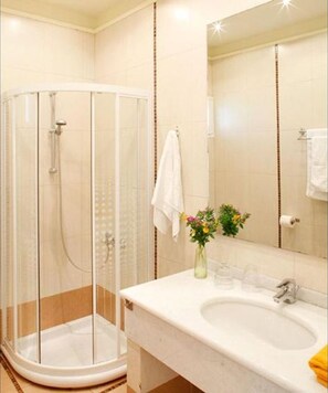Bañera con ducha, secador de pelo, toallas