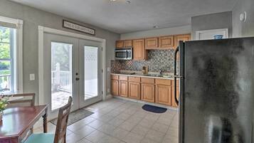 Microwave, cookware/dishes/utensils