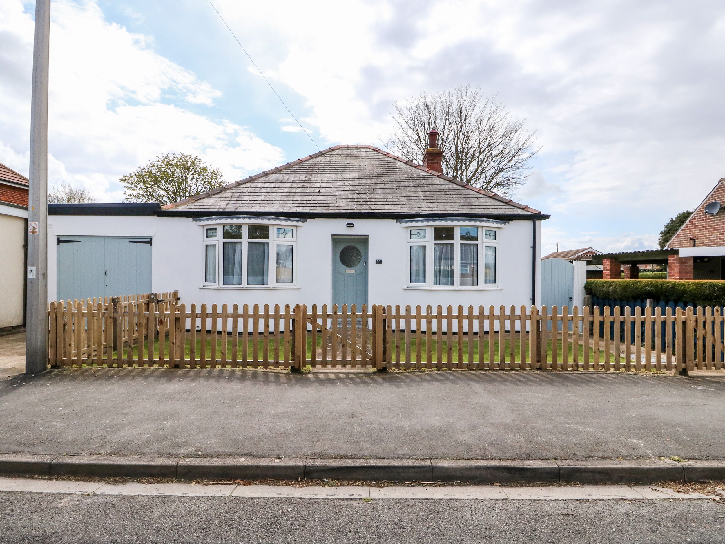 THE SEASIDE RETREAT, pet friendly, with a garden in Sutton-On-Sea