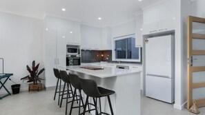 Microondas, horno, parrilla de estufa y lavavajillas 