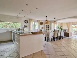 Fridge, microwave, dishwasher, cookware/dishes/utensils - La pinède by Interhome (Thezan les Béziers)