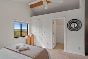 2 bedrooms, desk, free WiFi, bed sheets - Hillside Hideaway (Williams)