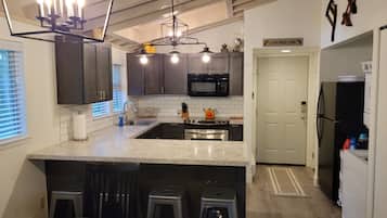 冰箱、微波炉、烤箱、炉灶