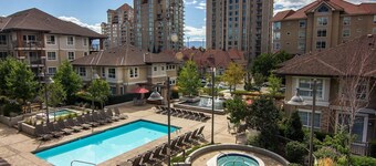 Luxurious Downtown Kelowna Condo! Steps to the Beach