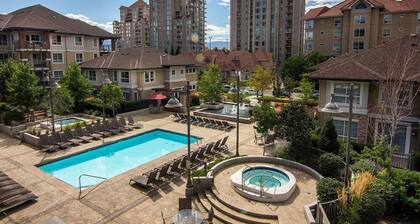 Luxurious Downtown Kelowna Condo! Steps to the Beach