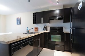 Réfrigérateur, four à micro-ondes, un four, surface de cuisson