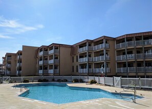 Outdoor pool - Topsail Dunes Beach Condo - Oceanfront! First Floor! Ramp Access! (North Topsail Beach)