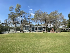 Property grounds - Sea'esta Sands - Absolute Beachfront Property (Siesta Park)