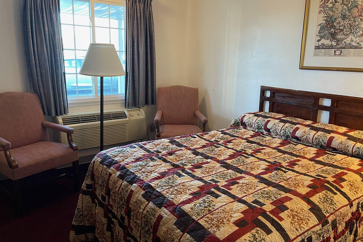 Basic Single Room, 1 Double Bed | WiFi (free), bed sheets