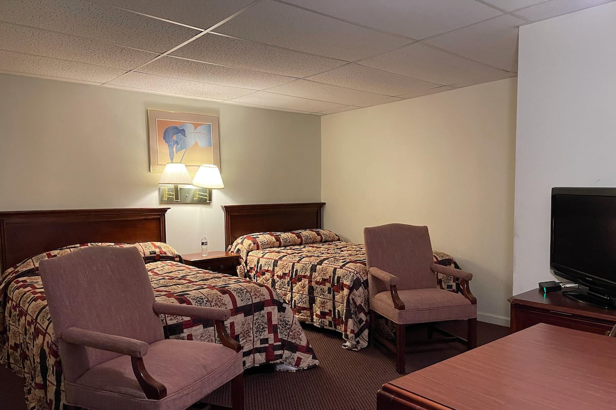 Basic Double Room, 2 Double Beds | WiFi (free), bed sheets