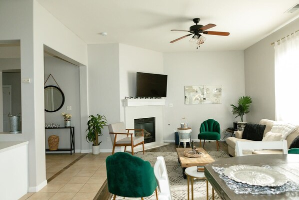 Älytelevisio, takka, työhuone