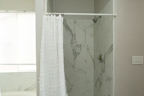 Bathtub, hair dryer, towels, soap - NW Farmhouse - The Perfect Place To Stay! (Bakersfield)