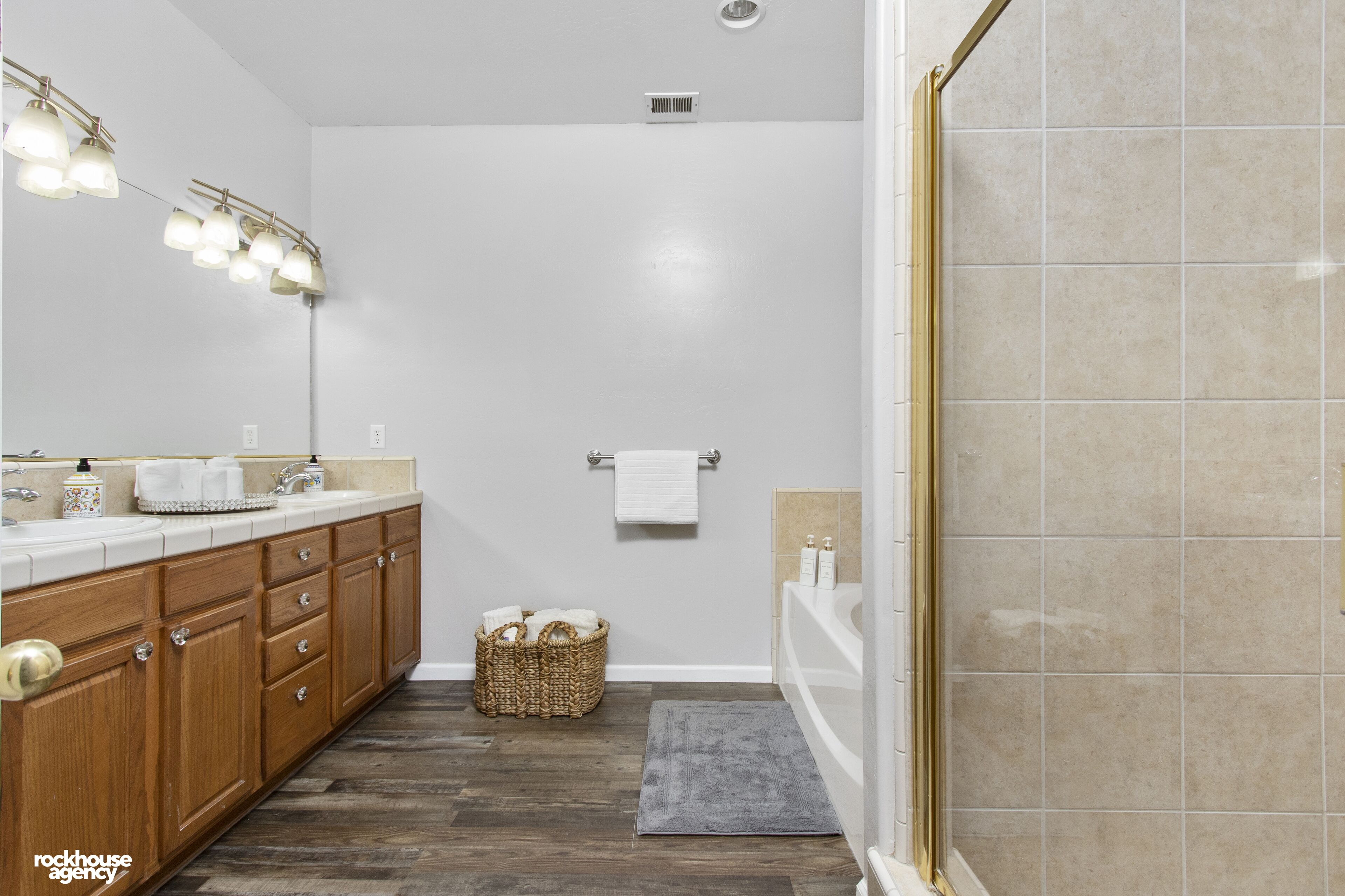 NW Farmhouse - The Perfect Place To Stay!