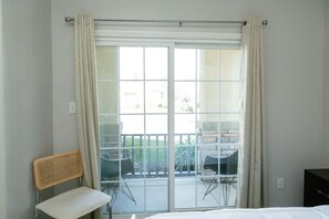 4 bedrooms, desk, iron/ironing board, free WiFi - NW Farmhouse - The Perfect Place To Stay! (Bakersfield)