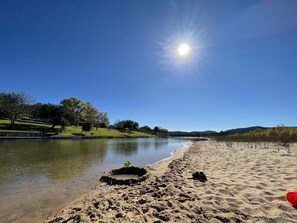 Beach nearby, sun-loungers, beach towels