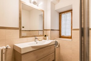 Bathtub, hair dryer, towels