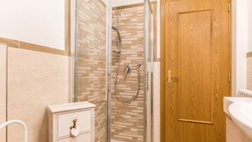 Bañera, secador de pelo, toallas