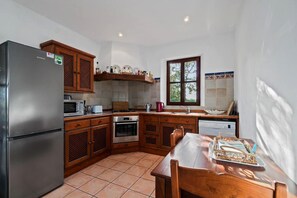 Een koelkast, een microgolfoven, een oven, een kookplaat