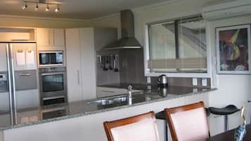 Geladeira, micro-ondas, fogão, cooktop