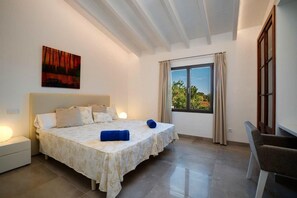 4 slaapkamers, een strijkplank/strijkijzer, gratis wifi, beddengoed