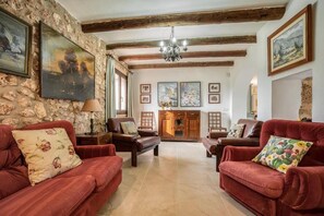 Fernseher, Kamin, Stereoanlage