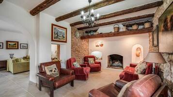 TV, lareira, aparelho de som