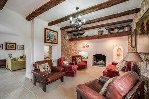 Televisie, een open haard en een stereo