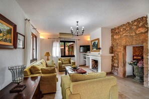 Fernseher, Kamin, Stereoanlage