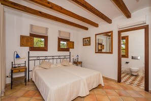 Baignoire, sèche-cheveux, serviettes fournies